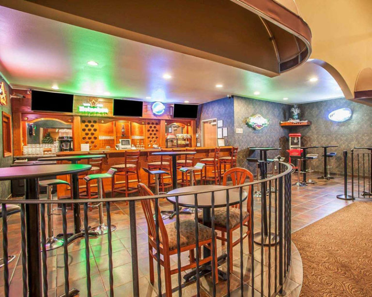Restaurant & Bar Quality Inn & Suites Hotel